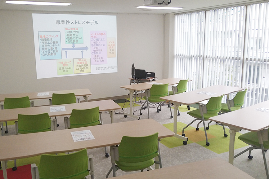 長机と椅子のある明るい部屋